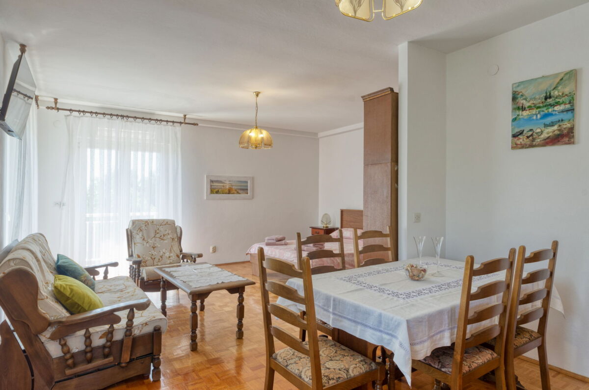 stefan apartment dining area 04 1200x795
